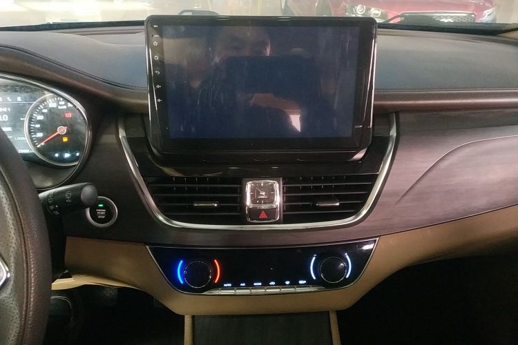 宝骏730 2017款 1.8L iAMT尊享型 7座局部细节16