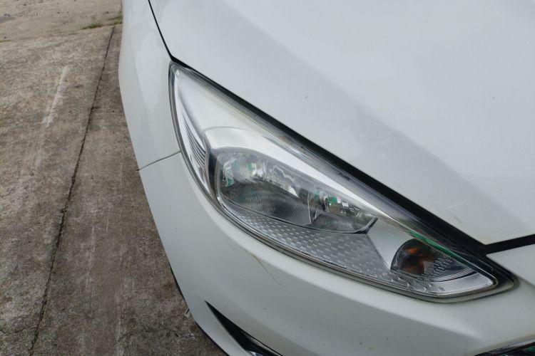 福特 福克斯 2015款 三厢 1.6L 自动风尚型车身外观6006