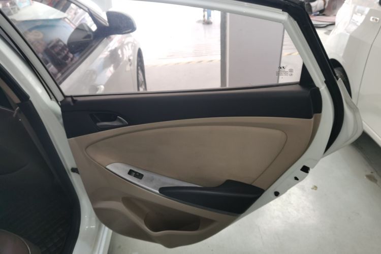 现代 瑞纳 2014款 1.4L 自动智能型GLS中控内饰45