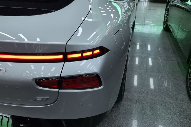 小鹏P7 2023款 P7i 702 Max车身外观9