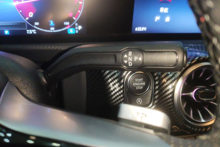 奔驰A级 2024款 改款 A 200 L 时尚型中控内饰18