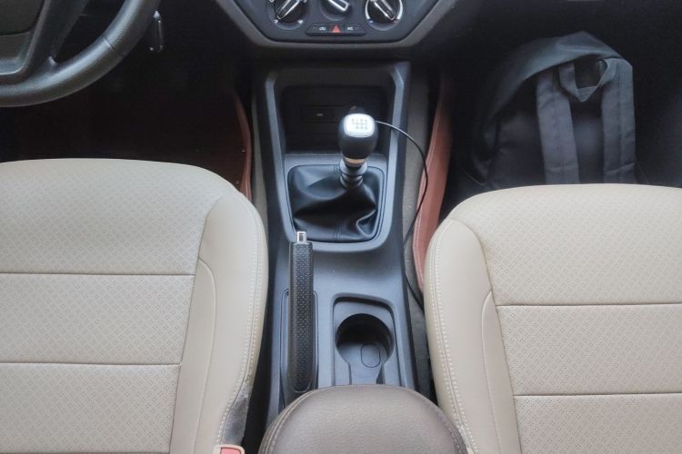 五菱汽车 五菱宏光 2019款 1.5L S舒适型国VI LAR中控内饰18