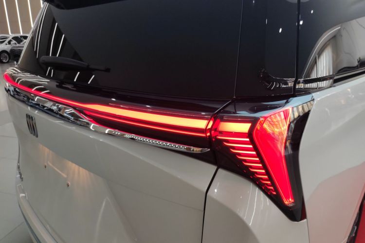 别克GL8 2025款 陆尊 智享版车身外观9