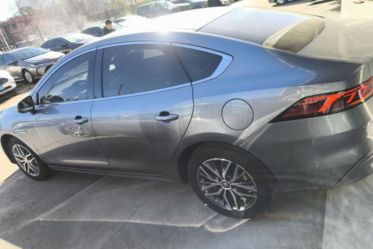 比亚迪 秦PLUS 2023款  冠军版 DM-i 120KM超越型车身外观4