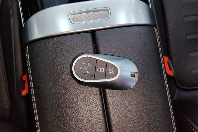 奔驰C级 2023款 改款 C 260 L 皓夜运动版中控内饰11