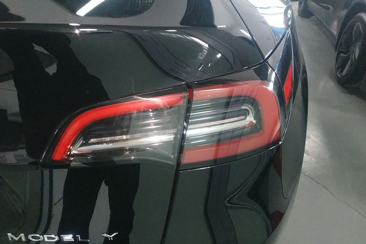 特斯拉 Model Y 2022款 后轮驱动版车身外观9