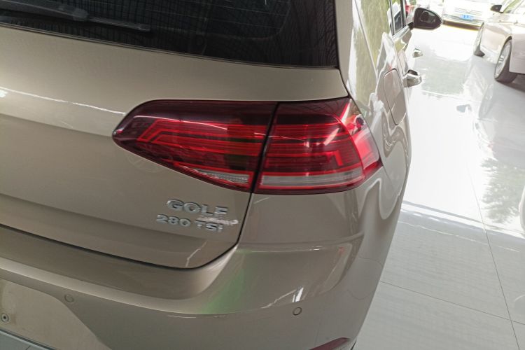 大众 高尔夫 2018款 230TSI 自动舒适型车身外观9