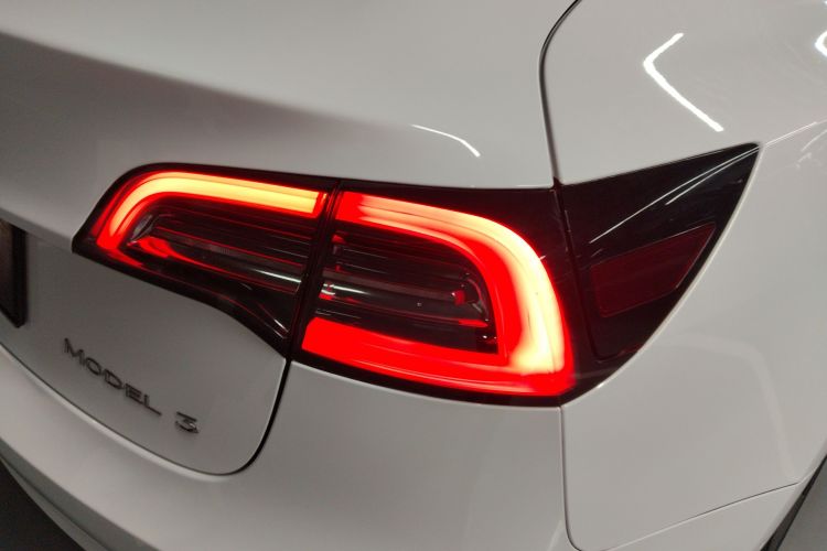 特斯拉 Model 3 2021款 标准续航后驱升级版车身外观9