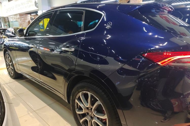 玛莎拉蒂 Levante 2021款 3.0T 标准版车身外观4