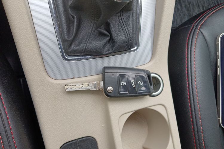 斯柯达 明锐 2015款 1.6L 手动逸杰版中控内饰11