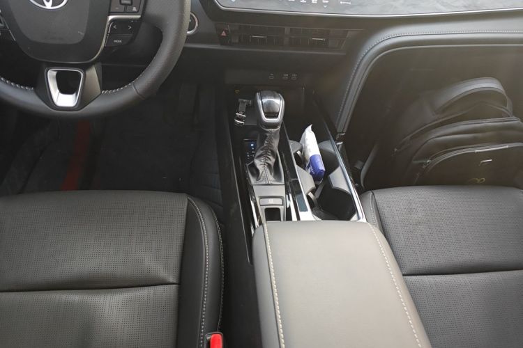 丰田 凯美瑞 2024款  双擎 2.0HG 尊贵版局部细节18