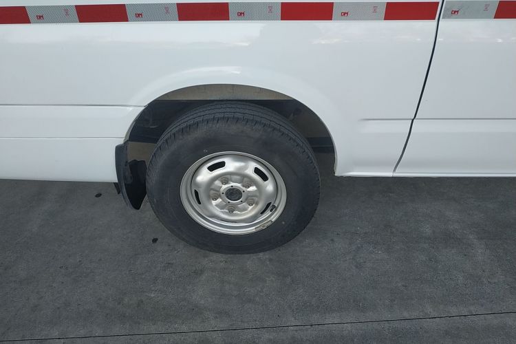 江铃福顺 2023款 2.0T 自动中轴中高顶商运型厢式运输车2/3座车身外观6008