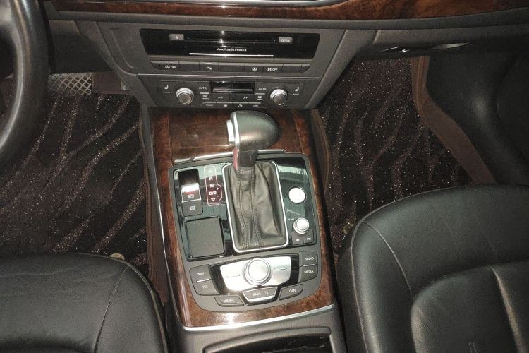 奥迪A6L 2015款 30 FSI 百万纪念舒享型中控内饰18