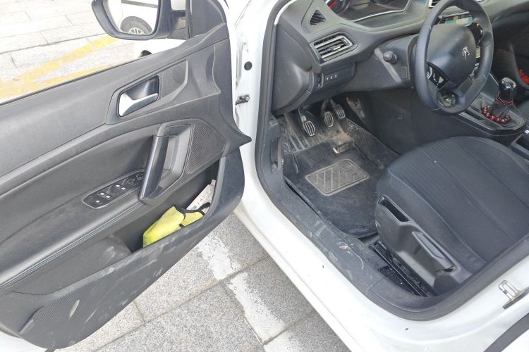 标致308 2016款 1.6L 手动时尚版中控内饰20