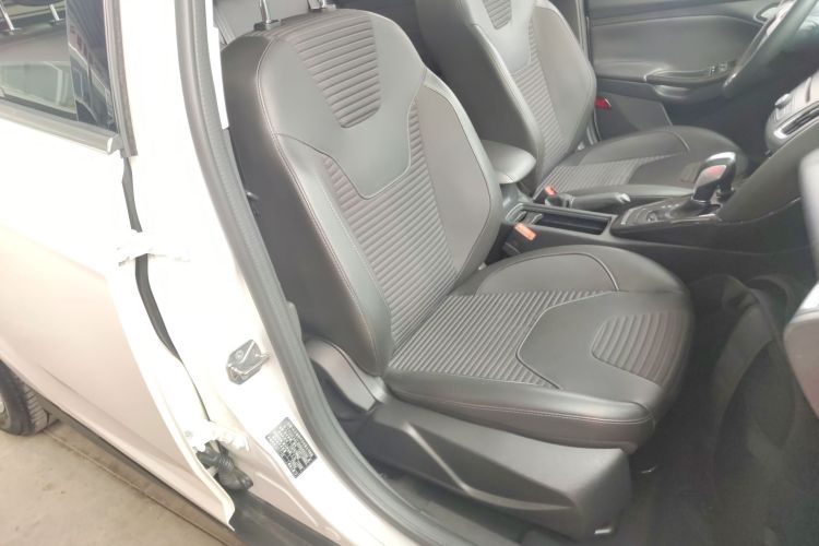 福特 福克斯 2018款 两厢经典 EcoBoost 180 自动精英型局部细节41