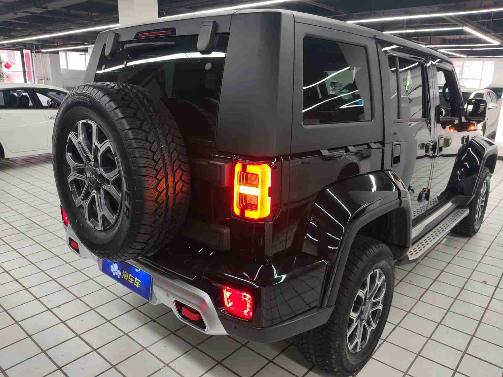 车辆右后45度整体外观
