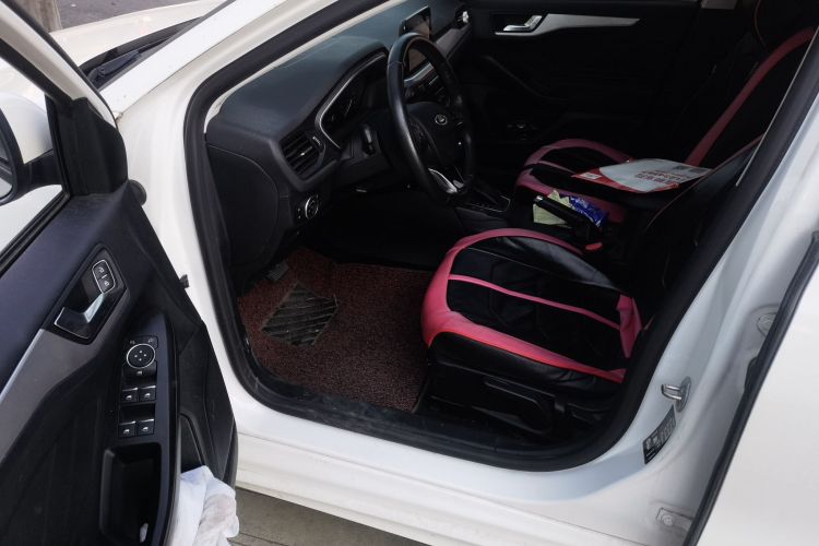 福特 福克斯 2020款 三厢 1.5L 自动锋跃型中控内饰20