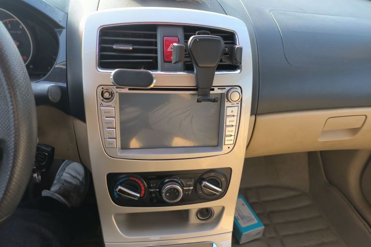 中华H330 2013款 1.5L 手动舒适型中控内饰16