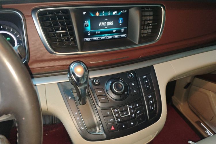 别克GL8 2017款 25S 尊贵型 国V中控内饰16