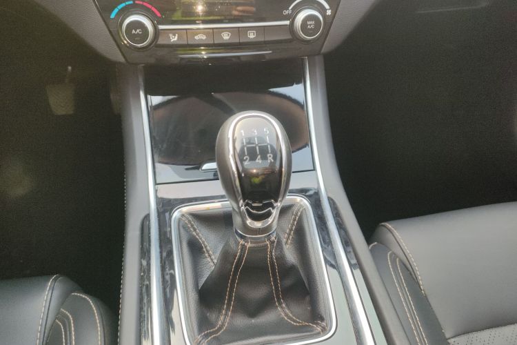 长安 逸动 2018款 1.6L GDI 手动时尚型中控内饰18