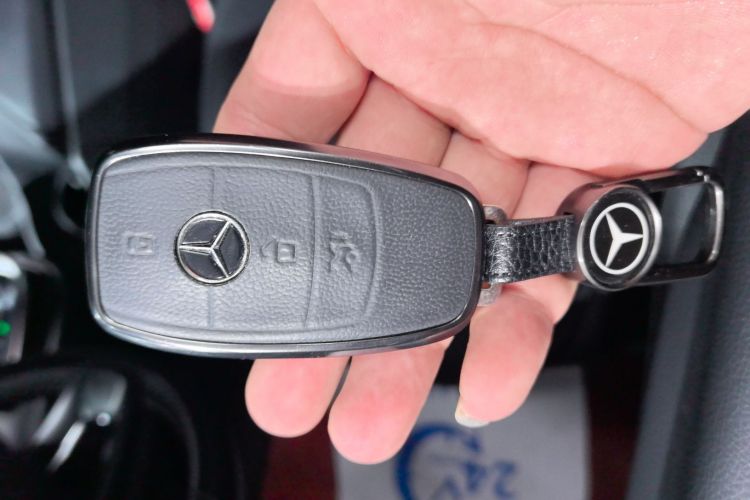 奔驰V级 2018款 V 260 尊贵版 国VI中控内饰11