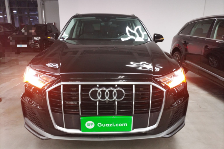 奥迪Q7 2023款 45 TFSI quattro S line运动型车身外观2