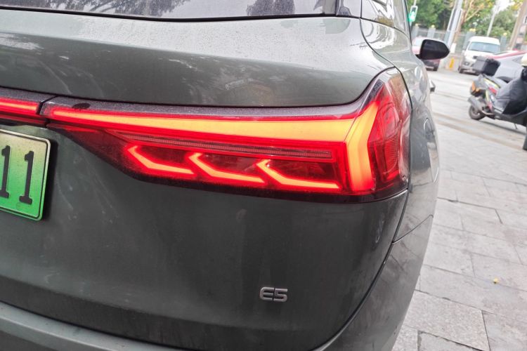 蓝电E5 2023款 1.5L DE-i 110KM旗舰型 7座车身外观9