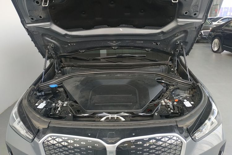 宝马iX1 2023款 xDrive30L X设计套装机舱底盘24