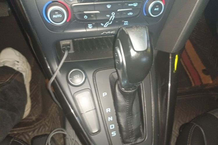 福特 福克斯 2017款 三厢 EcoBoost 180 自动精英型中控内饰18