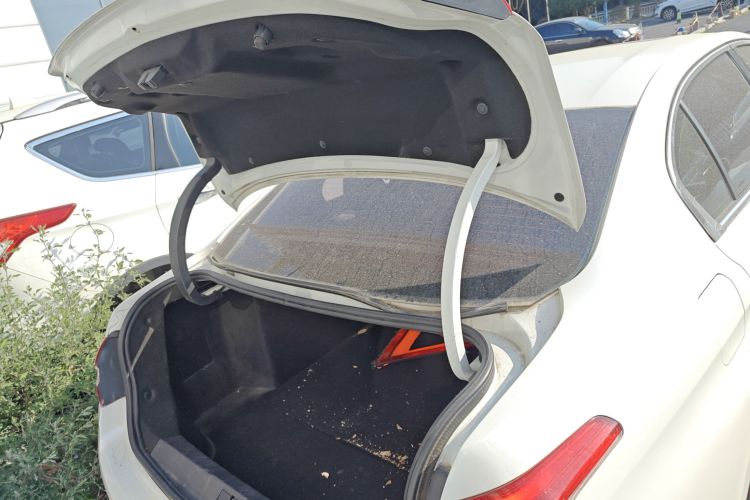 标致408 2015款 1.2T 自动豪华版机舱底盘23