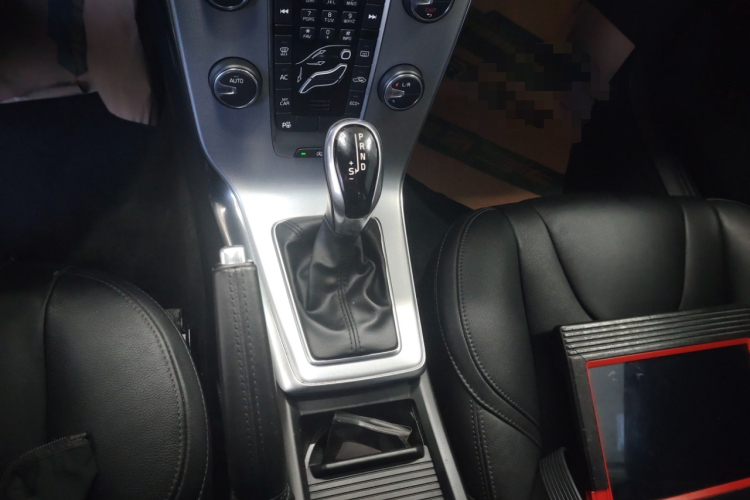 沃尔沃V40 2017款 T3 智雅版中控内饰18