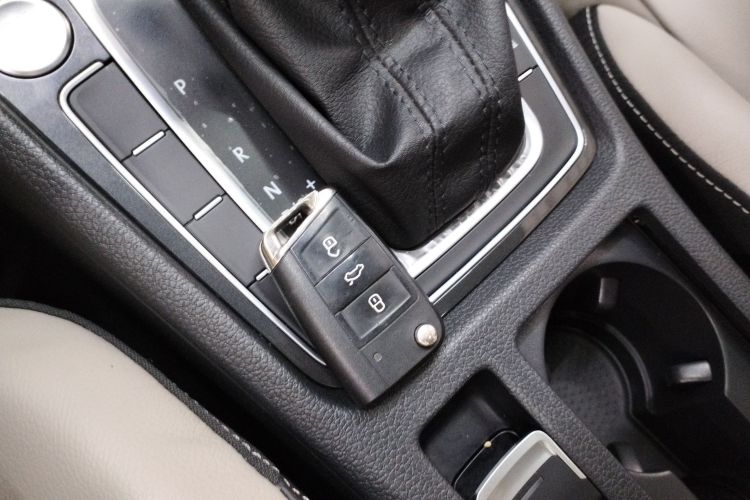 大众 高尔夫 2017款 230TSI 自动豪华百万辆纪念版中控内饰11