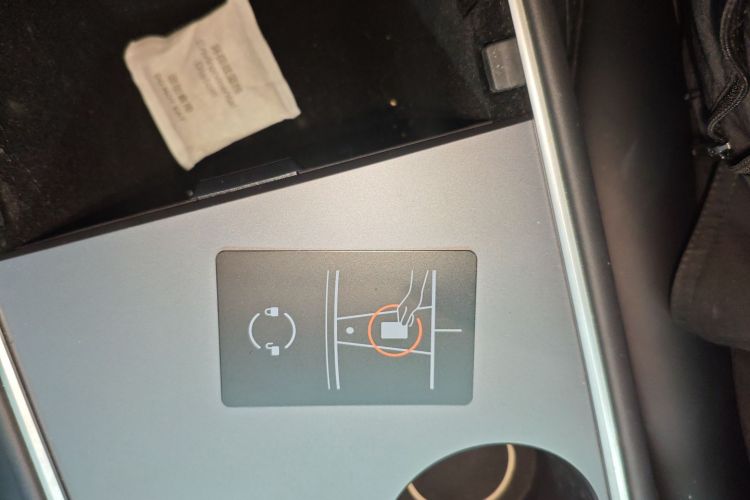 特斯拉 Model Y 2023款 后轮驱动版中控内饰7001