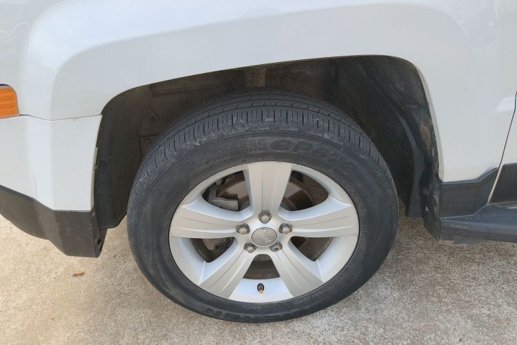 Jeep 自由客 2014款 2.0L 运动增强版车身外观6007