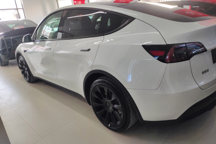 特斯拉 Model Y 2022款 改款 后轮驱动版车身外观4