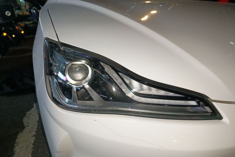 哪吒汽车 哪吒V 2022款 潮 300 Lite 磷酸铁锂车身外观8