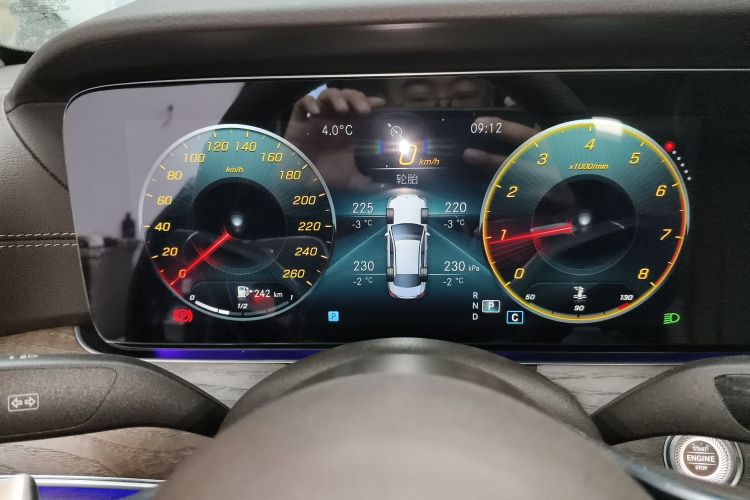 奔驰E级 2022款 改款 E 300 L 时尚型中控内饰14