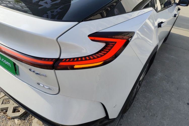 丰田bZ5 2025款 550 PRO智行版车身外观9