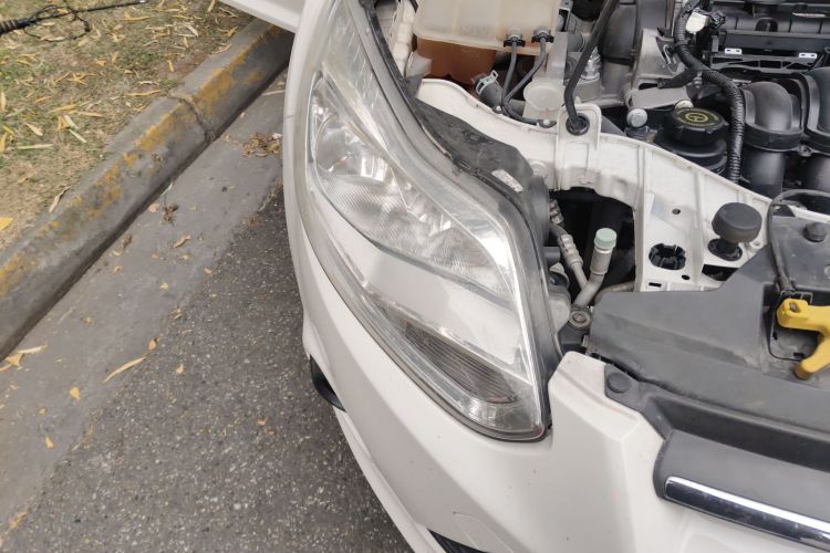 福特 福克斯 2012款 三厢 1.6L 自动舒适型局部细节9006