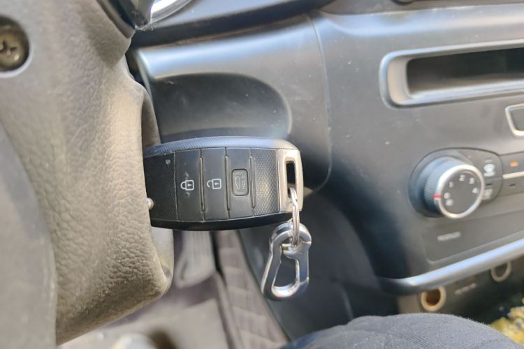 起亚K5 2014款 2.0L 手动GL中控内饰7001