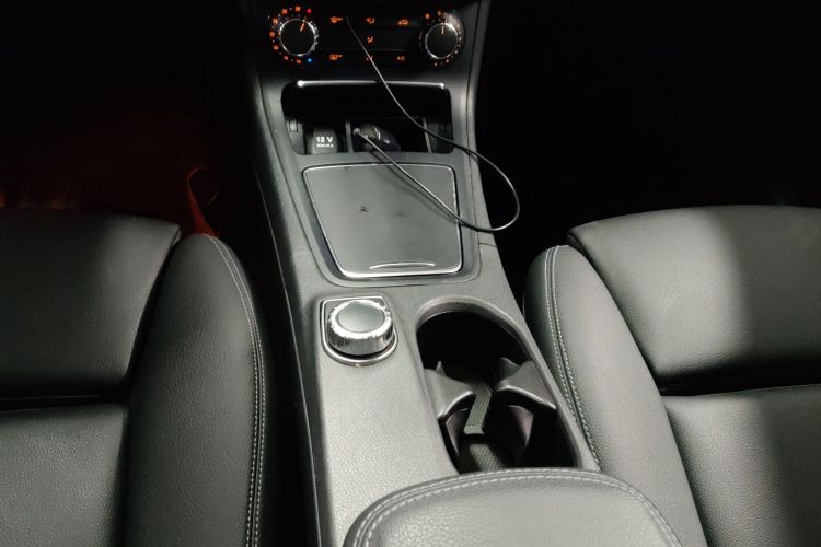 奔驰B级 2017款 B 200 动感型中控内饰18