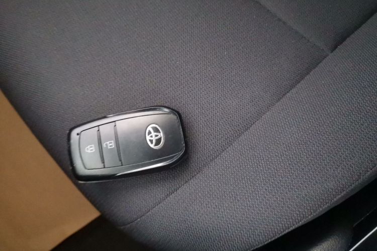 丰田 卡罗拉锐放 2022款 2.0L 豪华版中控内饰7001