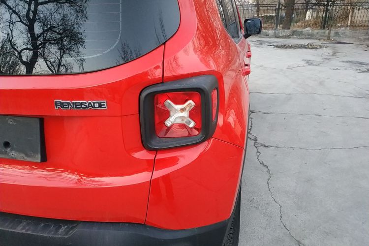 Jeep 自由侠 2019款 220T 自动领先版车身外观9