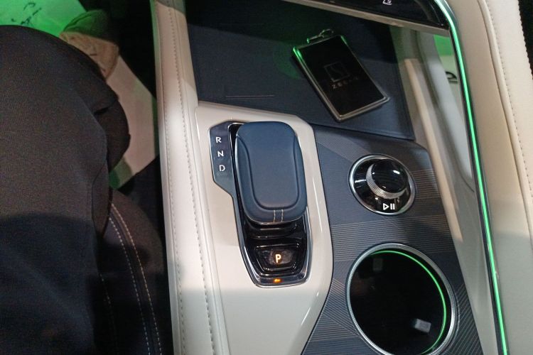 极氪001 2022款 超长续航双电机 YOU版中控内饰18