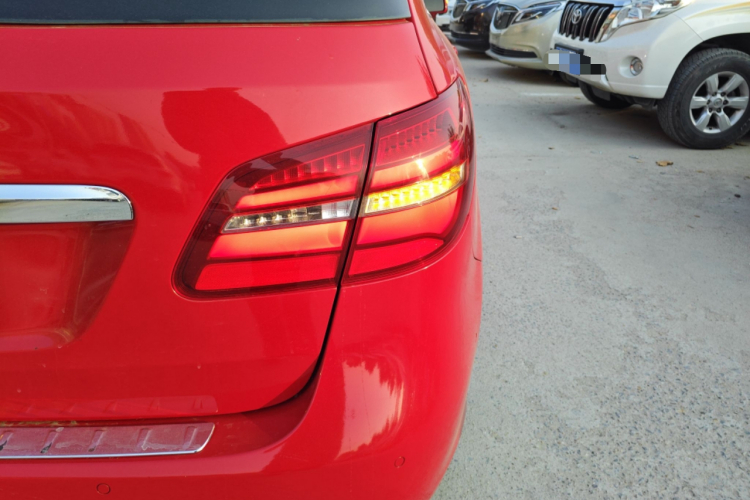 奔驰B级 2015款 B 200 时尚型车身外观9