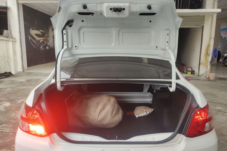 标致301 2016款 1.6L 手动舒适版机舱底盘23