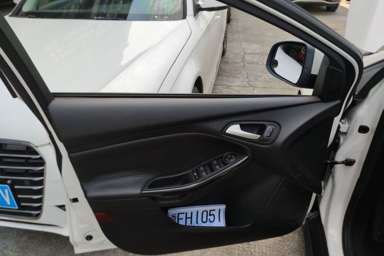 福特 福克斯 2018款 三厢经典 1.6L 自动风尚型智行版中控内饰47