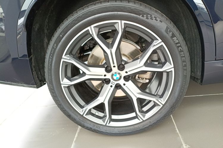 宝马X5 2023款 xDrive 30Li 尊享型M运动曜夜套装车身外观6008