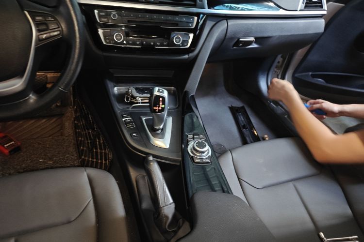 宝马3系 2016款 320Li 时尚型中控内饰18