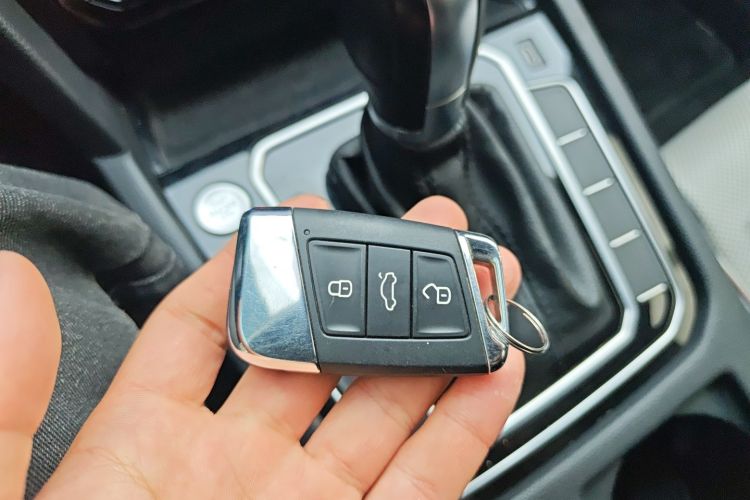 大众 迈腾 2023款 200万辆纪念版 330TSI DSG豪华型中控内饰11